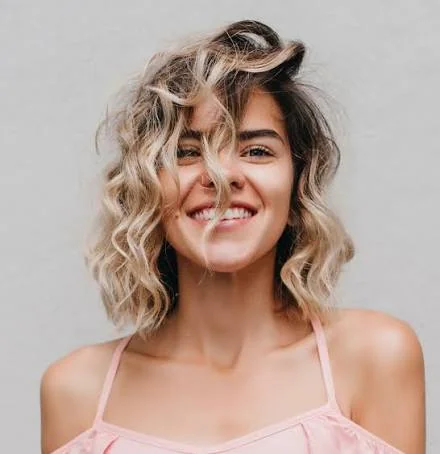 2A hair styled for a balance of wave definition and lightweight volume