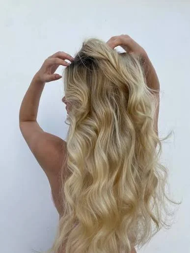 2b hair with long beach inspired waves outdoors
