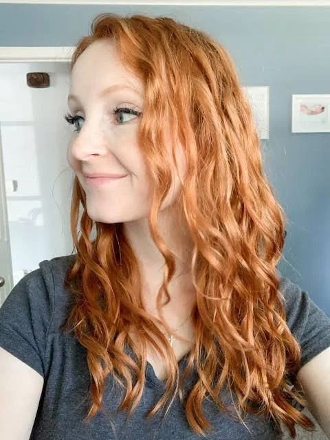 2b hair with long wavy texture during a self care routine