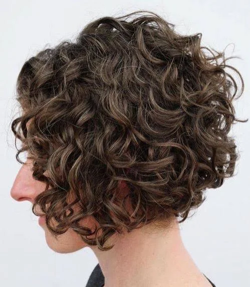 2b hair with a modern short wavy style