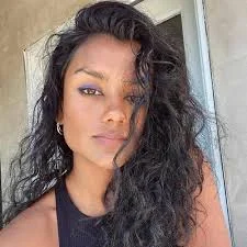 2b hair with long natural waves in a soft portrait