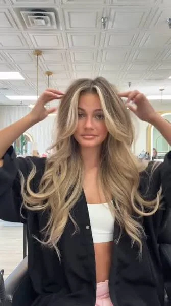 Hairstyles for long hair with long glossy waves and soft face framing for an elegant everyday look